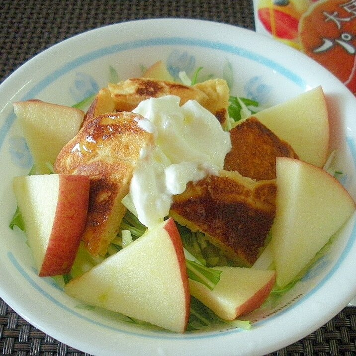 リンゴと水菜と大豆粉パンケーキのヨーグルトサラダ♪